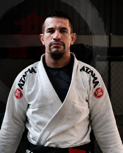 Professor Ricardo Wester, de kimono branco, no tatame do Wester Dojo